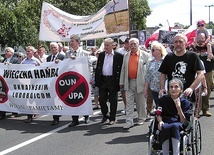 W czasie marszu odczytywane były świadectwa Polaków ocalonych z pogromu.