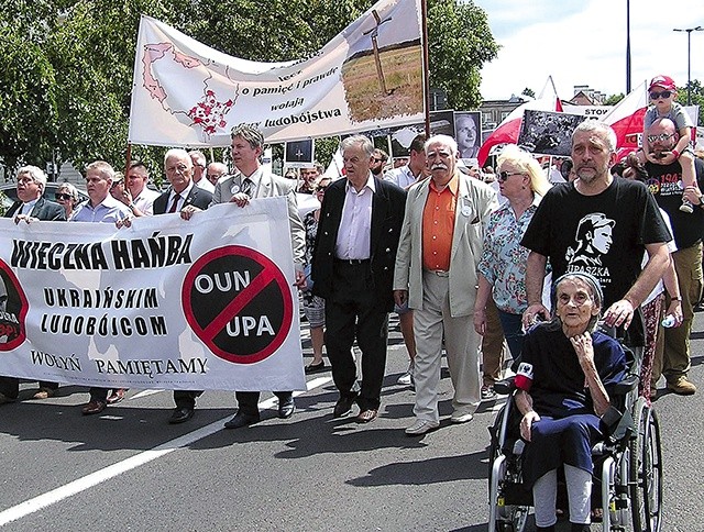 W czasie marszu odczytywane były świadectwa Polaków ocalonych z pogromu.