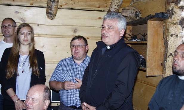 Kard. Krajewski odwiedził dzieci i młodzież z diecezji łowickiej uczestniczące w na Oazie Dzieci Bożych II stopnia
