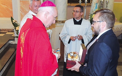 Bp Andrzej F. Dziuba i burmistrz Żychlina Grzegorz Ambroziak, który w darze złożył pamiątkowy kielich.