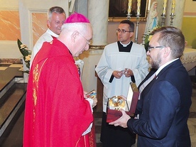 Bp Andrzej F. Dziuba i burmistrz Żychlina Grzegorz Ambroziak, który w darze złożył pamiątkowy kielich.