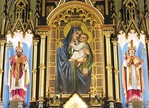 ▲	Szkaplerzna Madonna spogląda na wiernych z wysokości głównego ołtarza.