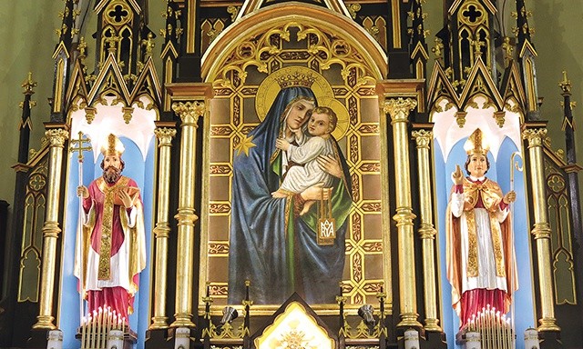 ▲	Szkaplerzna Madonna spogląda na wiernych z wysokości głównego ołtarza.