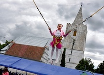 Dzieci najbardziej oblegały trampolinę.