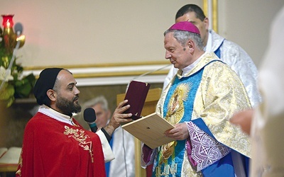 Goście z Libanu ofiarowali relikwie również bp. Henrykowi Tomasikowi.