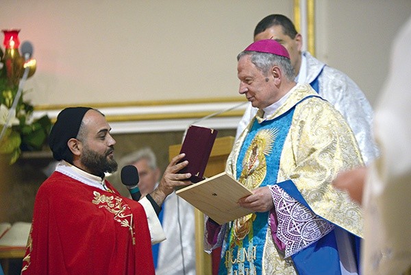 Goście z Libanu ofiarowali relikwie również bp. Henrykowi Tomasikowi.