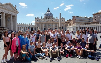 Na placu św. Piotra młodzi uczestniczyli w audiencji papieża Franciszka.