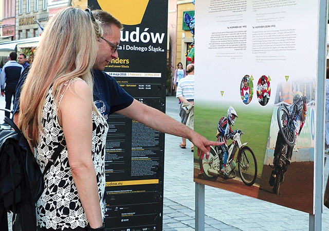 Przechodnie i turyści chętnie zatrzymują się przy wystawie. Ich wzrok przyciąga efektowna jazda na żużlowych motocyklach.