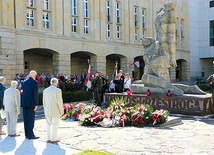 Ten pomnik przypomina tragiczne wydarzenie dla polskiego świata akademickiego.