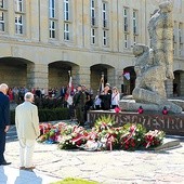 Ten pomnik przypomina tragiczne wydarzenie dla polskiego świata akademickiego.