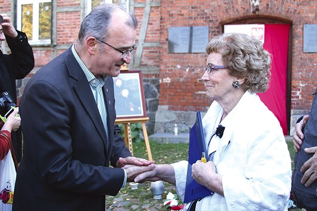 ◄	Piotr Szubarczyk z gdańskiego oddziału IPN w rozmowie z byłą więźniarką Teresą Krowicką.