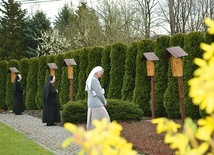 ▲	Siostry odprawiają Drogę Krzyżową – to ich codzienna modlitewna praktyka.