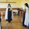 Obecny skład klasztoru na modlitwie w kaplicy. Od lewej: s. Teodora, s. Wiolena, s. Fabia oraz. s. Adalberta. 