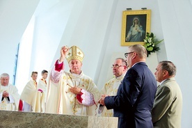 W mensie ołtarzowej umieszczone zostały relikwie bł. Karoliny Kózkówny.