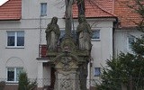 Kapliczki, krzyże oraz figury znajdujące się przy głównej drodze w Wielisławiu opatrzone są tabliczkami tłumaczącymi napisy znajdujące się na obiekcie. 