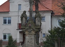 Kapliczki, krzyże oraz figury znajdujące się przy głównej drodze w Wielisławiu opatrzone są tabliczkami tłumaczącymi napisy znajdujące się na obiekcie. 