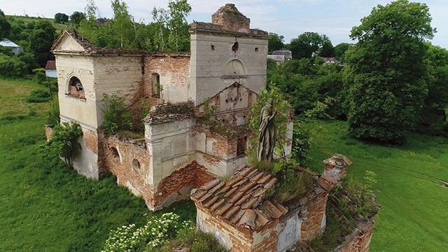 Po kościołach, gdzie w czasie rzezi wołyńskiej mordowano Polaków, pozostały w najlepszym przypadku ruiny,  jak te w Wiśniowcu Starym. Na zdjęciu: kadr z filmu „Niedokończone Msze wołyńskie”.