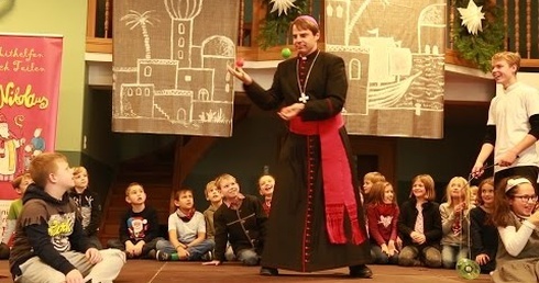 Bischof Stefan Oster jongliert vor Kindern