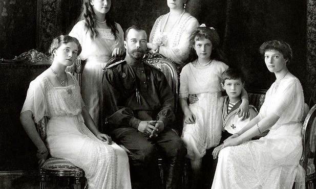 Car Mikołaj II z rodziną. Od lewej: Olga, Maria, żona Aleksandra Fiodorowna, Anastazja, Aleksiej i Tatiana.