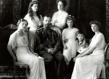 Car Mikołaj II z rodziną. Od lewej: Olga, Maria, żona Aleksandra Fiodorowna, Anastazja, Aleksiej i Tatiana.