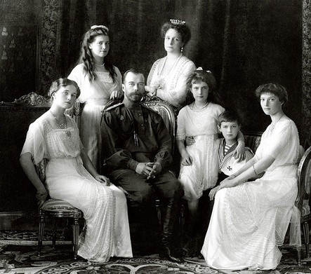 Car Mikołaj II z rodziną. Od lewej: Olga, Maria, żona Aleksandra Fiodorowna, Anastazja, Aleksiej i Tatiana.