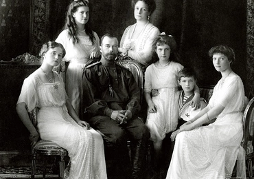 Car Mikołaj II z rodziną. Od lewej: Olga, Maria, żona Aleksandra Fiodorowna, Anastazja, Aleksiej i Tatiana.