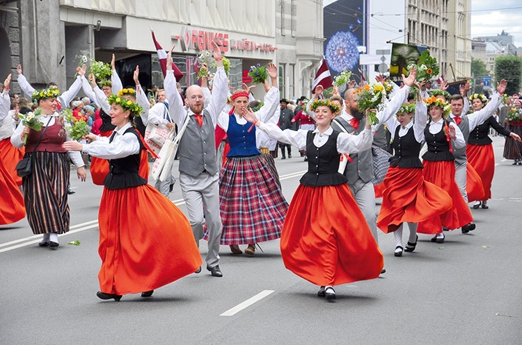 Żywe kolory Kurzeme (Kurlandii) z pierwszej połowy XIX wieku.