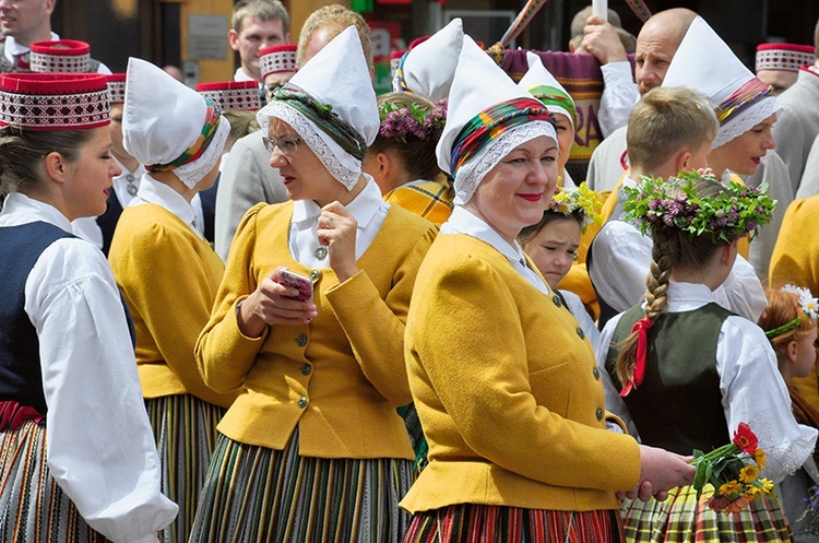 Mężatki zakładały na głowy białe aubes, a panny i dziewczęta – wianki.