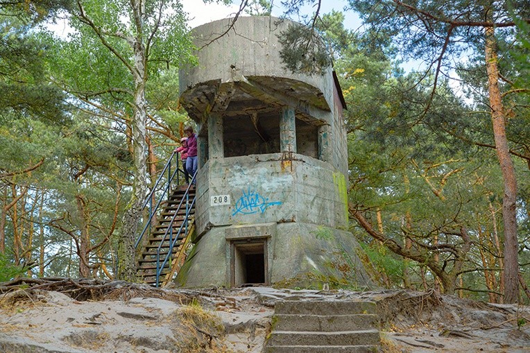 W lesie na końcu cypla znajduje się wiele bunkrów, które można zwiedzać.