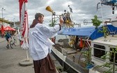 W dniu św. Piotra ojciec Tarsycjusz – proboszcz helskiej parafii pw. Bożego Ciała – święci port, kutry i wszystkie zacumowane tu jednostki.