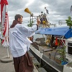 W dniu św. Piotra ojciec Tarsycjusz – proboszcz helskiej parafii pw. Bożego Ciała – święci port, kutry i wszystkie zacumowane tu jednostki.