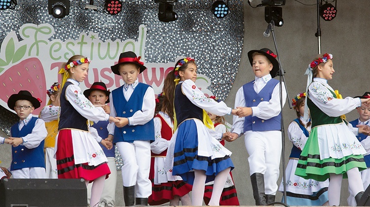 Młodzież z Kaszubskiego Zespołu Pieśni i Tańca „Chmielanie” w tradycyjnych strojach kaszubskich.