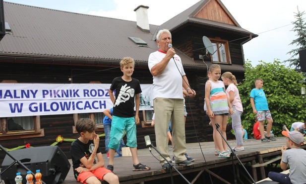 Do sportowej aktywności  zachęcał dzieci i ich rodziców Henryk Pasko, prezes klubu "Olimpijczyk"