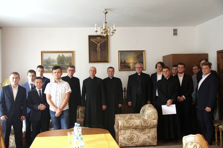 Kandydaci do WSD w Radomiu z profesorami chwilę przed egzaminem. Od lewej ks. Jacek Mizek dalej ks. Jarosław Wojtkun, ks. Wiesław Przygoda, ks. Marek Jagodziński