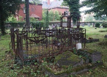 Tak wygląda cmentarz w Złotym Stoku, który postanowiono odnowić