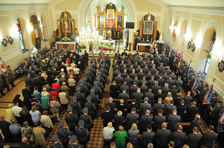 Święto Policji w Puławach. Uroczystości w kościele garnizonowym