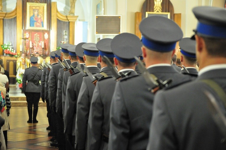 Święto Policji w Puławach. Uroczystości w kościele garnizonowym