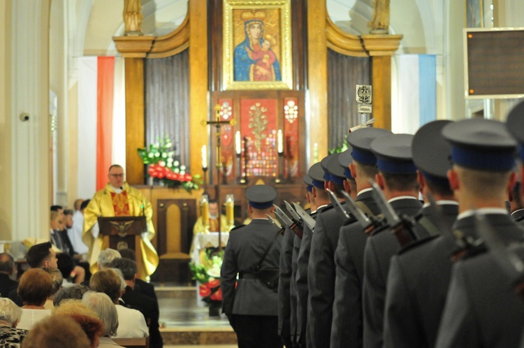 Święto Policji w Puławach. Uroczystości w kościele garnizonowym