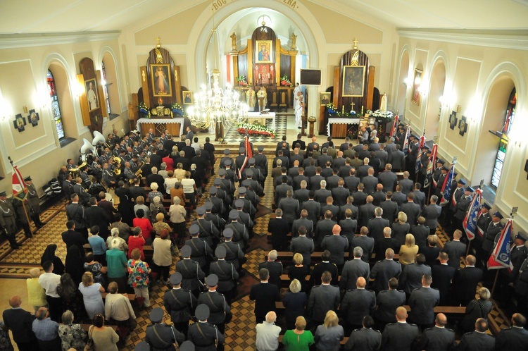 Święto Policji w Puławach. Uroczystości w kościele garnizonowym