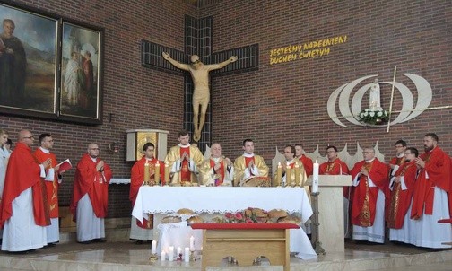 Księża z bp. Piotrem Gregerem podczas Mszy św. dla uczestników I turnusu rekolekcji oazowych