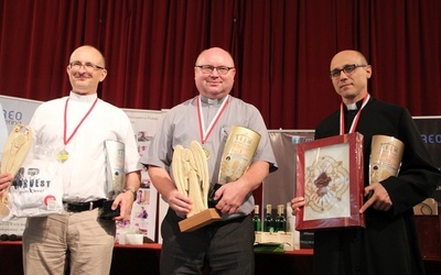 Medaliści mistrzostw. Od lewej: ks. Sławomir Pawłowski SAC, ks. Dariusz Drążek i ks. Karol Jakubiak