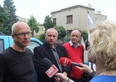O chęci przyjęcia w swoim domu dzieci z Ukrainy poinformował Andrzej Radkiewicz (z lewej). Dalej stoją Artur Łepecki i Jan Maniak