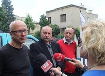 O chęci przyjęcia w swoim domu dzieci z Ukrainy poinformował Andrzej Radkiewicz (z lewej). Dalej stoją Artur Łepecki i Jan Maniak