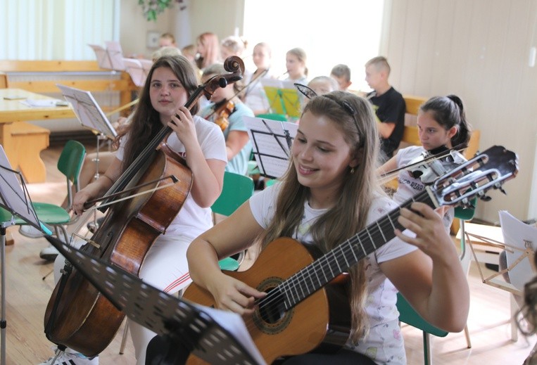 Muzyczne korzenie - warsztaty dla dzieci z parafii w Juszczynie