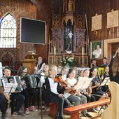 Uczestnicy projektu podczas występu w kościele parafialnym w Juszczynie