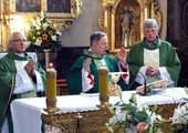 Eucharystię z bp. Henrykiem Tomasikiem celebrują (od lewej): ks. Adam Radzimiński i ks. Jan Podsiadło