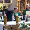 Eucharystię z bp. Henrykiem Tomasikiem celebrują (od lewej): ks. Adam Radzimiński i ks. Jan Podsiadło