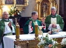 Eucharystię z bp. Henrykiem Tomasikiem celebrują (od lewej): ks. Adam Radzimiński i ks. Jan Podsiadło