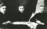 Ks. Stefan Wyszyński (z prawej) ze swym przyjacielem ks. Zdzisławem Ochalskim (w środku), którego odwiedzał w Wąwolnicy