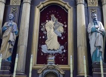 Obraz Matki Bożej Szkaplerznej w ołtarzu głównym czczony jest jako łaskami słynący